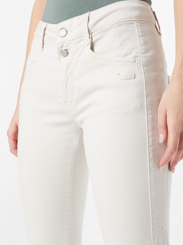 Coupe slim Pantalon 'SANA' Gang en blanc