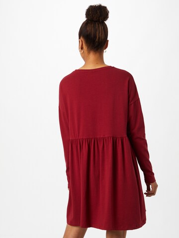 Noisy may Dress 'KERRY' in Red