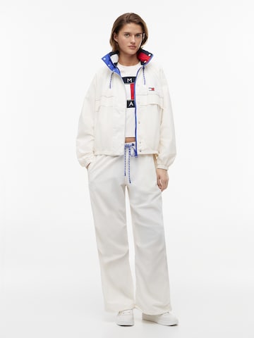 Tommy Jeans Демисезонная куртка в Белый