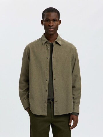 SELECTED Regular fit Button Up Shirt 'SLHNOAH' in Green: front