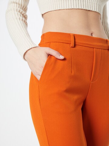 Tapered Pantaloni con pieghe 'Lisa' di OBJECT in arancione