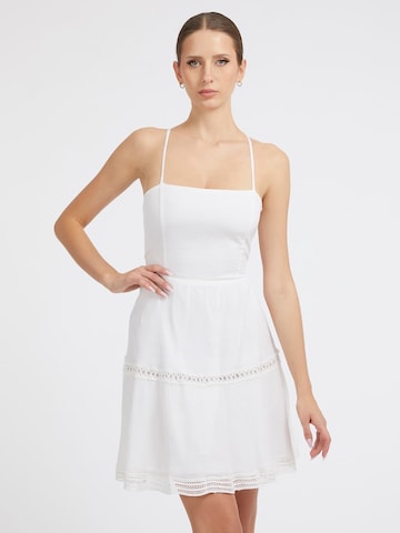 GUESS Φόρεμα σε λευκό: μπροστά