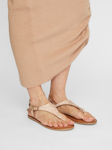 Flip-flops de la TAMARIS pe bronz