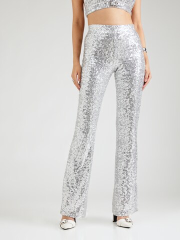 évasé Pantalon Hoermanseder x About You en argent : devant