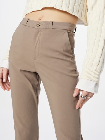 Coupe slim Pantalon chino 'SOLVEJ' Freequent en gris