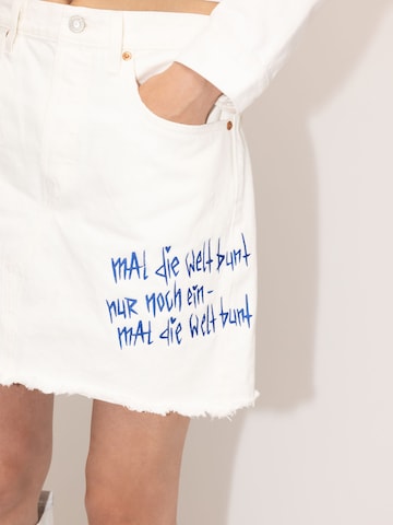 Levi's® Upcycling Skirt 'Wavvyboi Design' in White: front