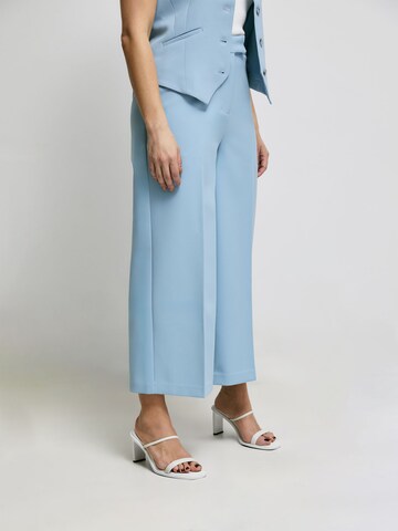 Wide leg Pantaloni con piega frontale 'Vicky' di ABOUT YOU x Iconic by Tatiana Kucharova in blu