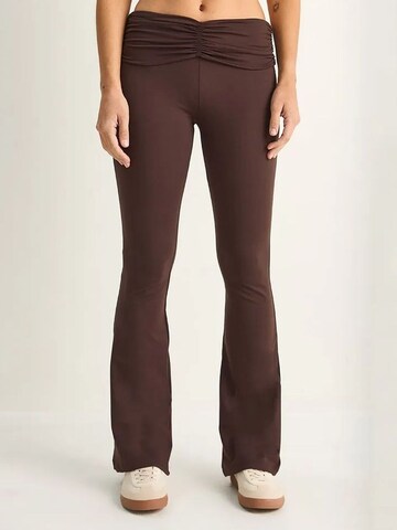 évasé Pantalon Bianco Lucci en marron : devant