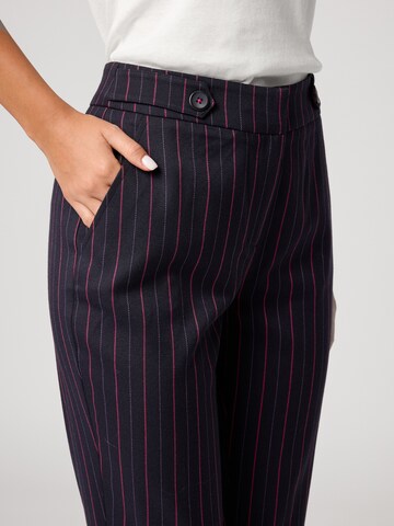 regular Pantaloni '3VS002' di Quiosque in blu