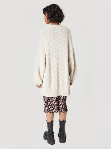 Cardigan 'Sina' A LOT LESS en blanc