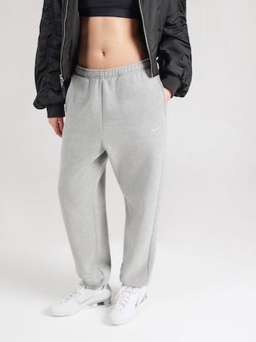 Nike Sportswear Tapered Παντελόνι 'Studio Fleece' σε γκρι: μπροστά