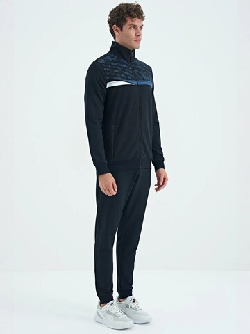 Completo per l'allenamento di Tommy Life in nero