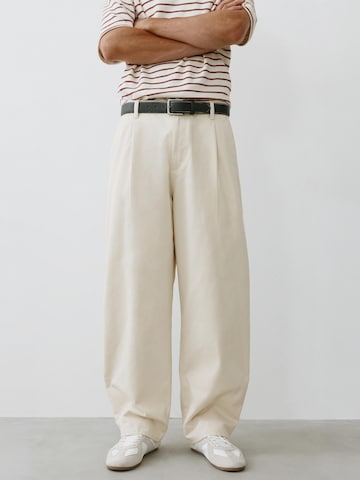Pull&Bear Bő szár Élére vasalt nadrágok - fehér: elől
