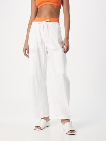 WEEKDAY Loose fit Pants in White: front