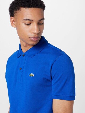 LACOSTE Přiléhavý střih Tričko – modrá