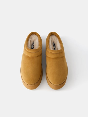 Bershka Slipper in Beige