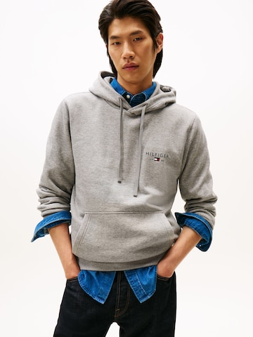 TOMMY HILFIGER Sweatshirt 'BRAND LOVE' in Grau: Vorderseite