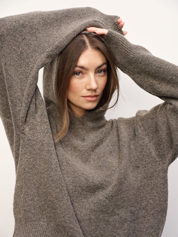 RÆRE by Lorena Rae Pullover i brun