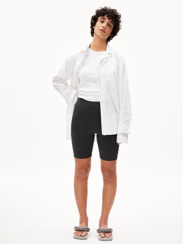 ARMEDANGELS Skinny Shorts NEDAA LITAA in Grau