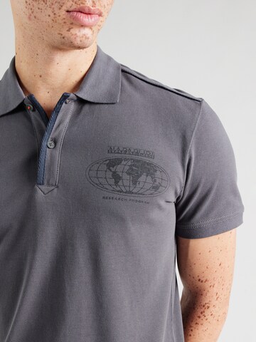 NAPAPIJRI Paita 'ESERAS' värissä harmaa