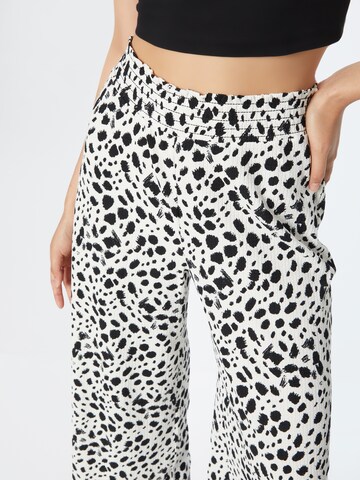 River Island - Pierna ancha Pantalón en blanco