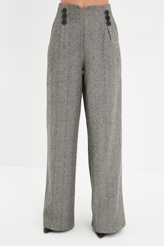 Pantaloni con pieghe di Trendyol in grigio: frontale