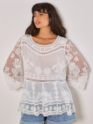 Apricot Blouse ' ' in Wit: voorkant