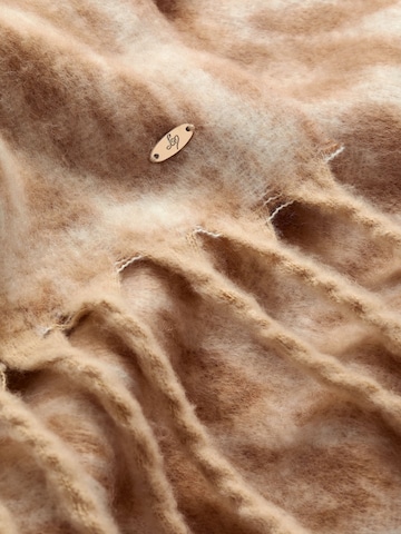 self. Szalik w kolorze beżowy