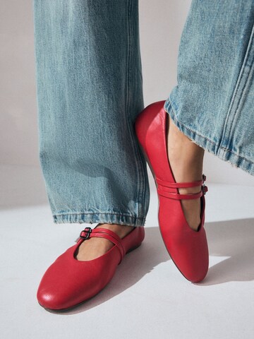 Next - Bailarinas con hebilla 'Forever Comfort' en rojo