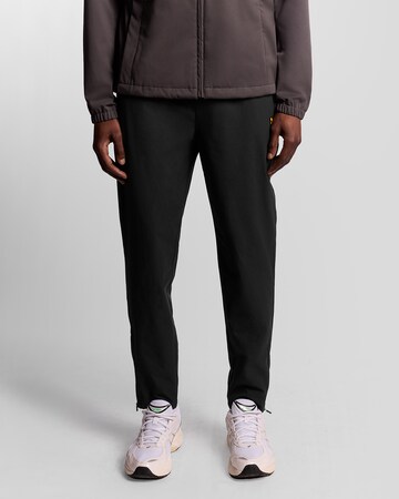 Coupe slim Pantalon Lyle & Scott en noir : devant