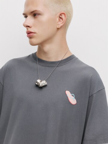 Pull&Bear Koszulka 'STWD SUMMER TENSION  04 FLIP FLO' w kolorze szary