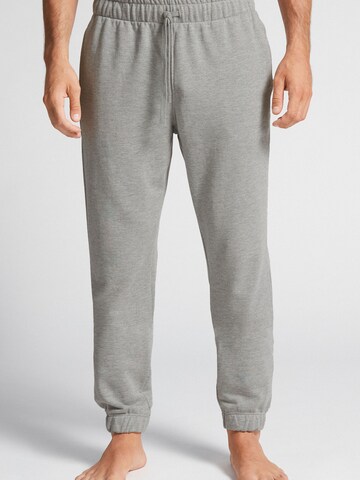 IUMAN Intimissimi Uomo Loosefit Hose in Grau: Vorderseite
