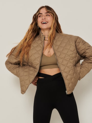 ABOUT YOU x Sofia Tsakiridou Between-Season Jacket 'PAULA' in Brown: front