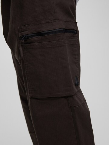 Pull&BearTapered Cargo hlače - crna boja