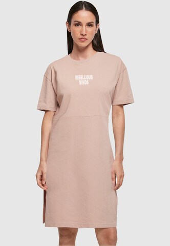 Merchcode Kleid 'Rebellious Minds' in Pink: Vorderseite