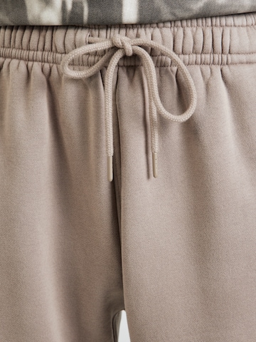 Abercrombie & Fitch Дънки Tapered Leg Панталон 'ESSENTIAL' в кафяво