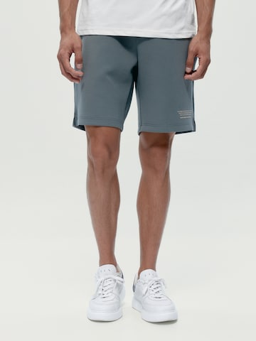 Born Loose fit Sports trousers 'Lowa' in Green: front