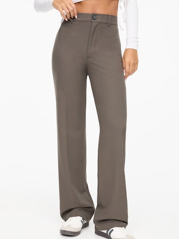 Pull&Bear Wide leg Pleated Pants in Brown: front