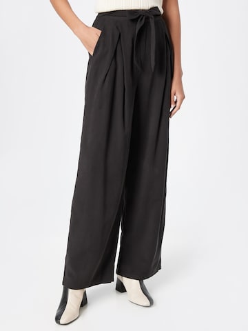 ABOUT YOU Wide leg Pleat-Front Pants 'Ria' in Black: front