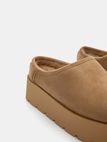 Pull&Bear Clogs in Bruin