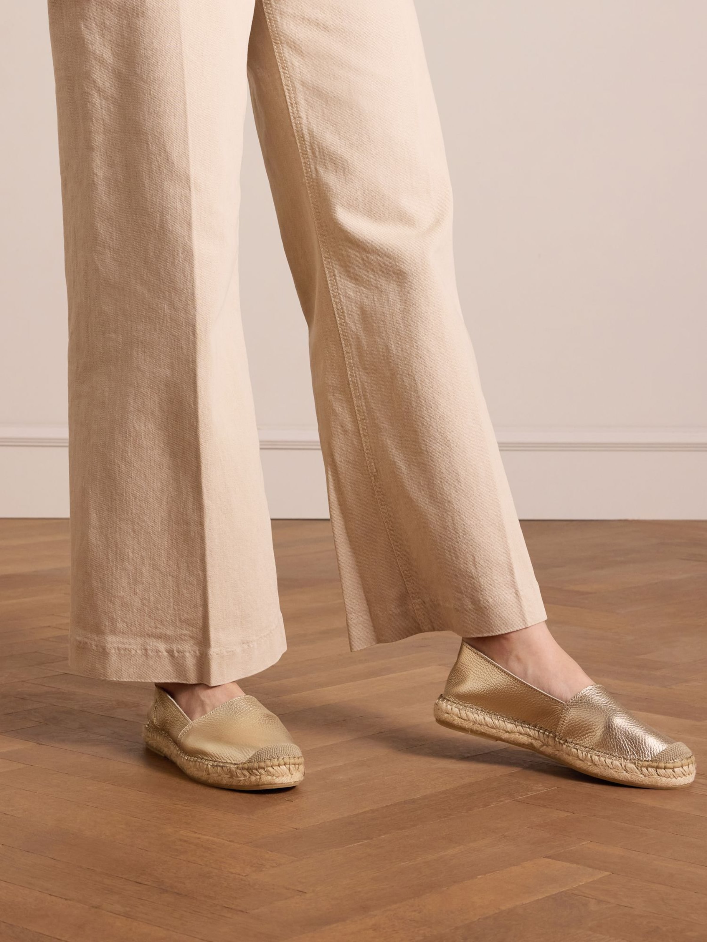 Espadrilles MANFIELD en or : devant