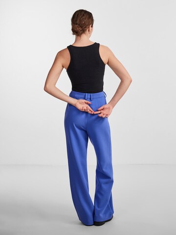 Loosefit Pantalon à plis 'TUCKA' YAS en bleu
