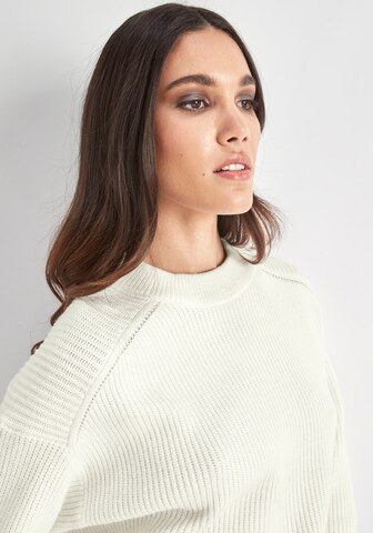 HECHTER PARIS Sweater in White
