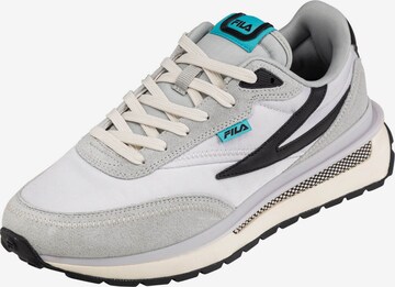 Chaussure de sport à lacets FILA en gris : devant