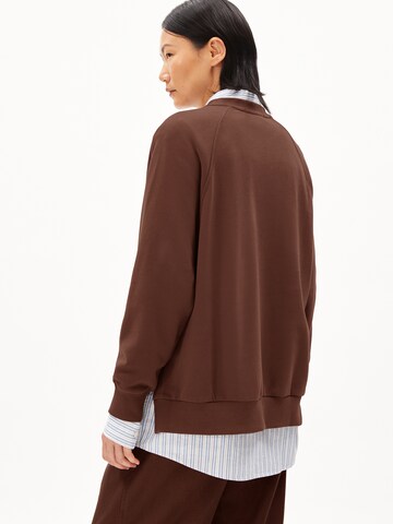 Sweat-shirt 'GIOVANNA' ARMEDANGELS en marron