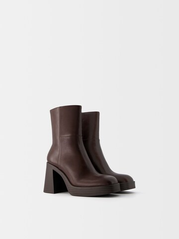 Bershka Stiefelette in Braun