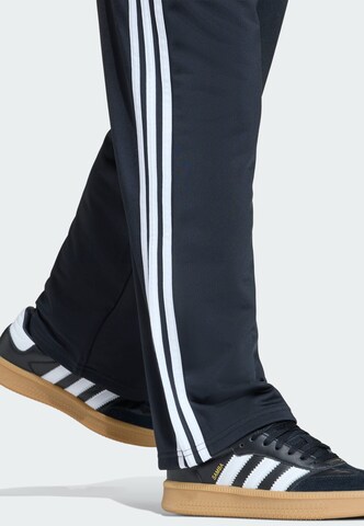 ADIDAS ORIGINALS - Loosefit Calças 'Firebird' em preto