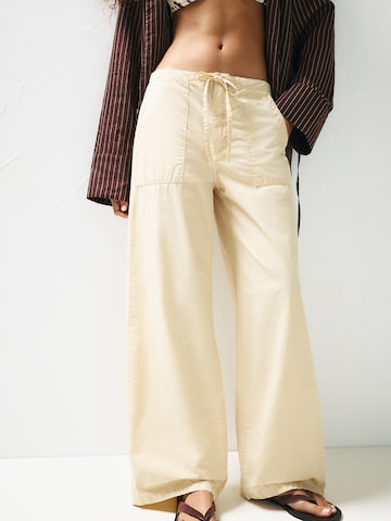 Pull&Bear Wide leg Trousers in Yellow: front