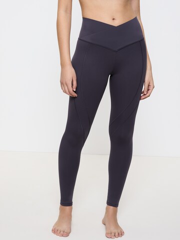 TRIUMPH Skinny Leggings in Grijs: voorkant