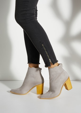 LASCANA Ankle Boots in Grey: front